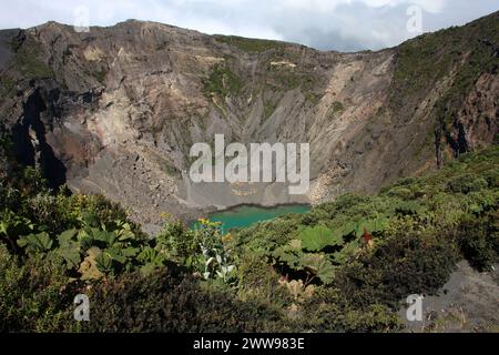 Un lago turchese/verde nel cratere principale o caldera del vulcano Irazú nel Parco Nazionale del vulcano Irazú, Costa Rica, America centrale. Questo è il pri Foto Stock