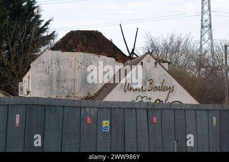 South Heath, Regno Unito. 21 marzo 2024. L'ex popolare ristorante e bar Annie Baileys a South Heath, Buckinghamshire, che era oggetto di acquisto obbligatorio da parte di HS2 per il collegamento ad alta velocità da Londra a Birmingham. Nel caso in cui il percorso HS2 fosse stato modificato e il pub fosse stato chiuso incessantemente. A seguito di un incendio e di atti vandalici al pub, c'è solo il guscio del pub lasciato dietro vicino al cantiere di Chesham Road Intervention Shaft. Crediti: Maureen McLean/Alamy Live News Foto Stock