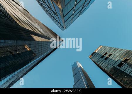 Guarda i grattacieli di New York con Clear Blue Skies Foto Stock