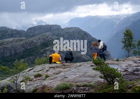 Songesand, Norvegia - 21 luglio 2023: Persone che guardano la vista sulla strada per Preikestolen Pulpit Rock Foto Stock