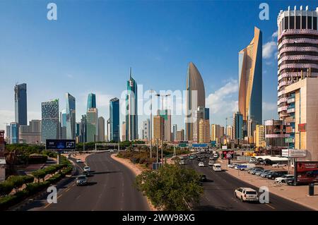 Vista panoramica della zona degli affari di ​​Kuwait City con i suoi alti grattacieli Foto Stock