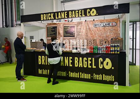 Londra, Regno Unito. 22 marzo 2024. Brick Lane Bagel Co mostra al The Ideal Home Show - giorno di apertura della Pasqua primaverile a Olympia, Londra, Regno Unito. Credito: Vedi li/Picture Capital/Alamy Live News Foto Stock