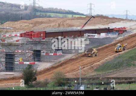 Wendover Dean, Regno Unito. 21 marzo 2024. La HS2 sta costruendo il viadotto Wendover Dean lungo 450 m a Wendover Dean, Buckinghamshire vicino a Great Missenden con 38 travi in acciaio. Il viadotto di mezzo chilometro sarà il primo grande ponte ferroviario del Regno Unito ad essere costruito con una struttura "a doppio composito". Le opere HS2 hanno significato la distruzione di un grande pezzo di antico bosco nella vicina Jones Hill Wood. Anche i terreni agricoli sono stati oggetto di acquisti obbligatori per i quali alcuni locatari non hanno ancora ricevuto alcuna compensazione da HS2. Crediti: Maureen McLean/Alamy Live News Foto Stock