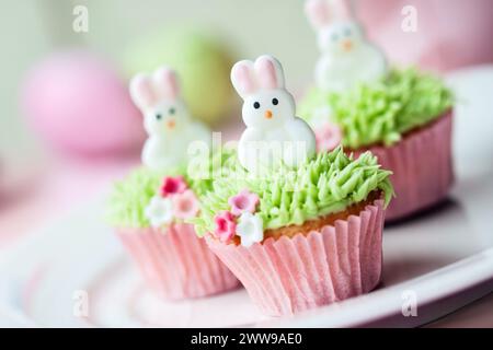 Mini cupcake decorati con coniglietti pasquali Foto Stock