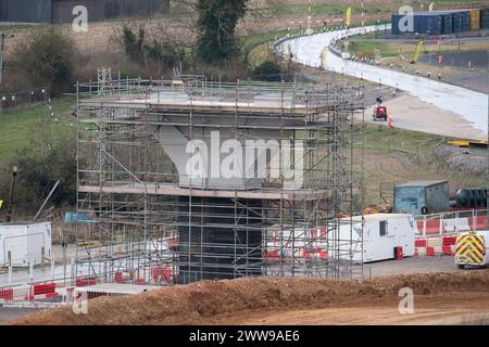 Wendover Dean, Regno Unito. 21 marzo 2024. La HS2 sta costruendo il viadotto Wendover Dean lungo 450 m a Wendover Dean, Buckinghamshire vicino a Great Missenden con 38 travi in acciaio. Il viadotto di mezzo chilometro sarà il primo grande ponte ferroviario del Regno Unito ad essere costruito con una struttura "a doppio composito". Le opere HS2 hanno significato la distruzione di un grande pezzo di antico bosco nella vicina Jones Hill Wood. Anche i terreni agricoli sono stati oggetto di acquisti obbligatori per i quali alcuni locatari non hanno ancora ricevuto alcuna compensazione da HS2. Crediti: Maureen McLean/Alamy Live News Foto Stock