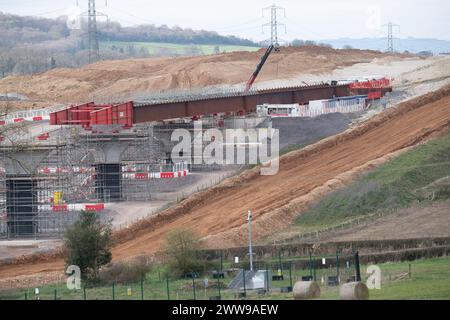 Wendover Dean, Regno Unito. 21 marzo 2024. La HS2 sta costruendo il viadotto Wendover Dean lungo 450 m a Wendover Dean, Buckinghamshire vicino a Great Missenden con 38 travi in acciaio. Il viadotto di mezzo chilometro sarà il primo grande ponte ferroviario del Regno Unito ad essere costruito con una struttura "a doppio composito". Le opere HS2 hanno significato la distruzione di un grande pezzo di antico bosco nella vicina Jones Hill Wood. Anche i terreni agricoli sono stati oggetto di acquisti obbligatori per i quali alcuni locatari non hanno ancora ricevuto alcuna compensazione da HS2. Crediti: Maureen McLean/Alamy Live News Foto Stock