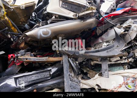 Auto in un deposito di rottami di un'azienda di riciclaggio di automobili in una zona industriale a Magdeburgo, in Germania Foto Stock