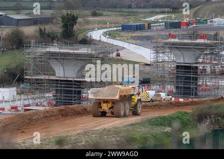 Wendover Dean, Regno Unito. 21 marzo 2024. La HS2 sta costruendo il viadotto Wendover Dean lungo 450 m a Wendover Dean, Buckinghamshire vicino a Great Missenden con 38 travi in acciaio. Il viadotto di mezzo chilometro sarà il primo grande ponte ferroviario del Regno Unito ad essere costruito con una struttura "a doppio composito". Le opere HS2 hanno significato la distruzione di un grande pezzo di antico bosco nella vicina Jones Hill Wood. Anche i terreni agricoli sono stati oggetto di acquisti obbligatori per i quali alcuni locatari non hanno ancora ricevuto alcuna compensazione da HS2. Crediti: Maureen McLean/Alamy Live News Foto Stock