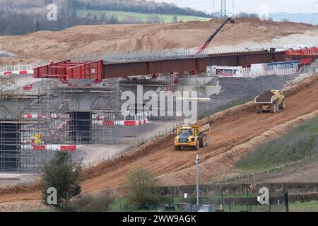 Wendover Dean, Regno Unito. 21 marzo 2024. La HS2 sta costruendo il viadotto Wendover Dean lungo 450 m a Wendover Dean, Buckinghamshire vicino a Great Missenden con 38 travi in acciaio. Il viadotto di mezzo chilometro sarà il primo grande ponte ferroviario del Regno Unito ad essere costruito con una struttura "a doppio composito". Le opere HS2 hanno significato la distruzione di un grande pezzo di antico bosco nella vicina Jones Hill Wood. Anche i terreni agricoli sono stati oggetto di acquisti obbligatori per i quali alcuni locatari non hanno ancora ricevuto alcuna compensazione da HS2. Crediti: Maureen McLean/Alamy Live News Foto Stock