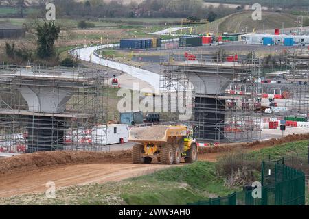 Wendover Dean, Regno Unito. 21 marzo 2024. La HS2 sta costruendo il viadotto Wendover Dean lungo 450 m a Wendover Dean, Buckinghamshire vicino a Great Missenden con 38 travi in acciaio. Il viadotto di mezzo chilometro sarà il primo grande ponte ferroviario del Regno Unito ad essere costruito con una struttura "a doppio composito". Le opere HS2 hanno significato la distruzione di un grande pezzo di antico bosco nella vicina Jones Hill Wood. Anche i terreni agricoli sono stati oggetto di acquisti obbligatori per i quali alcuni locatari non hanno ancora ricevuto alcuna compensazione da HS2. Crediti: Maureen McLean/Alamy Live News Foto Stock