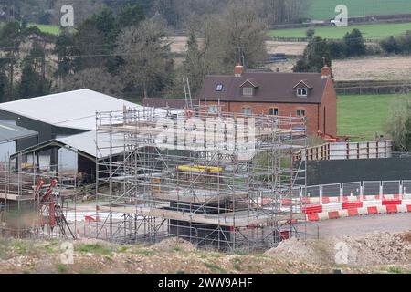 Wendover Dean, Regno Unito. 21 marzo 2024. La HS2 sta costruendo il viadotto Wendover Dean lungo 450 m a Wendover Dean, Buckinghamshire vicino a Great Missenden con 38 travi in acciaio. Il viadotto di mezzo chilometro sarà il primo grande ponte ferroviario del Regno Unito ad essere costruito con una struttura "a doppio composito". Le opere HS2 hanno significato la distruzione di un grande pezzo di antico bosco nella vicina Jones Hill Wood. Anche i terreni agricoli sono stati oggetto di acquisti obbligatori per i quali alcuni locatari non hanno ancora ricevuto alcuna compensazione da HS2. Crediti: Maureen McLean/Alamy Live News Foto Stock