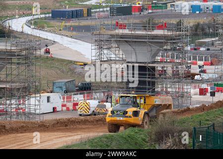 Wendover Dean, Regno Unito. 21 marzo 2024. La HS2 sta costruendo il viadotto Wendover Dean lungo 450 m a Wendover Dean, Buckinghamshire vicino a Great Missenden con 38 travi in acciaio. Il viadotto di mezzo chilometro sarà il primo grande ponte ferroviario del Regno Unito ad essere costruito con una struttura "a doppio composito". Le opere HS2 hanno significato la distruzione di un grande pezzo di antico bosco nella vicina Jones Hill Wood. Anche i terreni agricoli sono stati oggetto di acquisti obbligatori per i quali alcuni locatari non hanno ancora ricevuto alcuna compensazione da HS2. Crediti: Maureen McLean/Alamy Live News Foto Stock