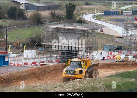 Wendover Dean, Regno Unito. 21 marzo 2024. La HS2 sta costruendo il viadotto Wendover Dean lungo 450 m a Wendover Dean, Buckinghamshire vicino a Great Missenden con 38 travi in acciaio. Il viadotto di mezzo chilometro sarà il primo grande ponte ferroviario del Regno Unito ad essere costruito con una struttura "a doppio composito". Le opere HS2 hanno significato la distruzione di un grande pezzo di antico bosco nella vicina Jones Hill Wood. Anche i terreni agricoli sono stati oggetto di acquisti obbligatori per i quali alcuni locatari non hanno ancora ricevuto alcuna compensazione da HS2. Crediti: Maureen McLean/Alamy Live News Foto Stock