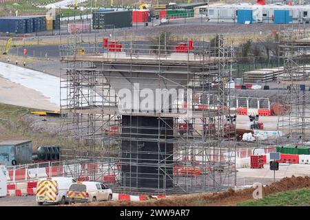 Wendover Dean, Regno Unito. 21 marzo 2024. La HS2 sta costruendo il viadotto Wendover Dean lungo 450 m a Wendover Dean, Buckinghamshire vicino a Great Missenden con 38 travi in acciaio. Il viadotto di mezzo chilometro sarà il primo grande ponte ferroviario del Regno Unito ad essere costruito con una struttura "a doppio composito". Le opere HS2 hanno significato la distruzione di un grande pezzo di antico bosco nella vicina Jones Hill Wood. Anche i terreni agricoli sono stati oggetto di acquisti obbligatori per i quali alcuni locatari non hanno ancora ricevuto alcuna compensazione da HS2. Crediti: Maureen McLean/Alamy Live News Foto Stock