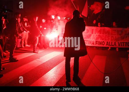 Roma, Italia. 22 marzo 2024. Dichiarazione per il cessate il fuoco a Gaza contro la presenza del comando operativo Vertice interforze nel quartiere di Centocelle - Cronaca - Roma, Italia - Venerdì, 22 marzo 2024 (foto Cecilia Fabiano/LaPresse) dimostrazione per chiedere il cessate il fuoco a Gaza e contro la base militare nel popolare vicino di Centocelle - News - Roma, Italia - venerdì 22 marzo 2024 (foto Cecilia Fabiano/LaPresse) credito: LaPresse/Alamy Live News Foto Stock