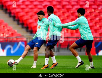 CORREZIONE DELLA DIDASCALIA: Aggiornamento della posizione al Wembley Stadium Brasile Lucas Paqueta (a sinistra) durante una sessione di allenamento al Wembley Stadium di Londra. Data foto: Venerdì 22 marzo 2024. Foto Stock