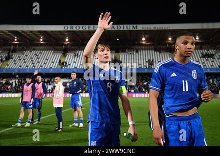 Cesena, Italia. 22 marzo 2024. L'italiano Giovanni Fabbian festeggia al termine della partita durante il Campionato europeo Under 21 2025 partita di qualificazione tra Italia e Lettonia allo Stadio Dino Manuzzi - Sport, calcio - Cesena, Italia - venerdì 22 marzo 2024 (foto di massimo Paolone/LaPresse) credito: LaPresse/Alamy Live News Foto Stock