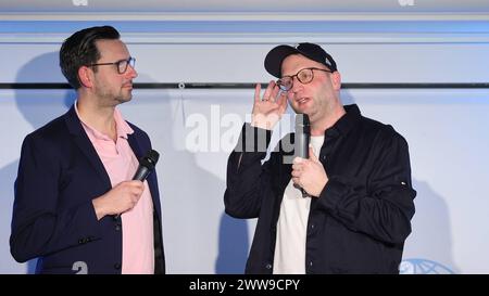 Moderatore Christopher Scheffelmeier , Benni Stark Charity-Talk Unterhaltung am Meer zugunsten von UNICEF Timmendorfer Strand *** presentatore Christopher Scheffelmeier , Benni Stark Charity Talk Unterhaltung am Meer in aiuto dell'UNICEF Timmendorfer Strand Foto Stock
