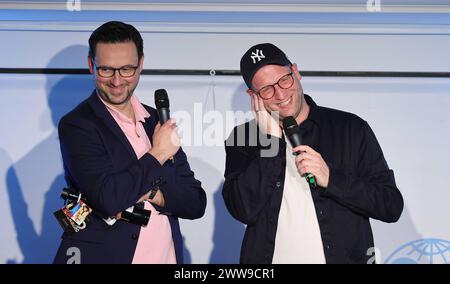 Moderatore Christopher Scheffelmeier , Benni Stark Charity-Talk Unterhaltung am Meer zugunsten von UNICEF Timmendorfer Strand *** presentatore Christopher Scheffelmeier , Benni Stark Charity Talk Unterhaltung am Meer in aiuto dell'UNICEF Timmendorfer Strand Foto Stock