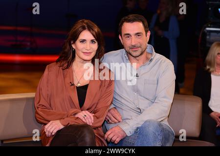 Anja Kling und ihr Ehemann Oliver Haas bei der NDR Talk Show AM 22.03.2024 ad Amburgo Foto Stock