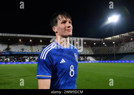 Cesena, Italia. 22 marzo 2024. L'italiano Giovanni Fabbian festeggia al termine della partita durante il Campionato europeo Under 21 2025 partita di qualificazione tra Italia e Lettonia allo Stadio Dino Manuzzi - Sport, calcio - Cesena, Italia - venerdì 22 marzo 2024 (foto di massimo Paolone/LaPresse) credito: LaPresse/Alamy Live News Foto Stock