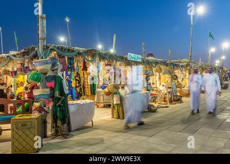 Prodotti del patrimonio del Golfo venduti nel villaggio culturale di Katara durante il dodicesimo Festival tradizionale del dhow di Katara, Doha, Qatar. Foto Stock