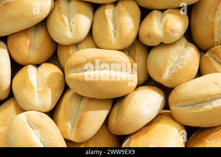 Un enorme cesto con i famosi involtini di farina di grano appena sfornati con una crepa al centro. Foto Stock