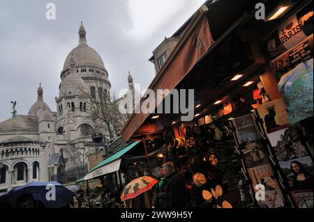 Basilica del Sacro cuore di Gesù di Parigi, Basilique du Sacré-Coeur, vista da Rue du Chevalier de la barre, Montmatre, Parigi, F. Foto Stock