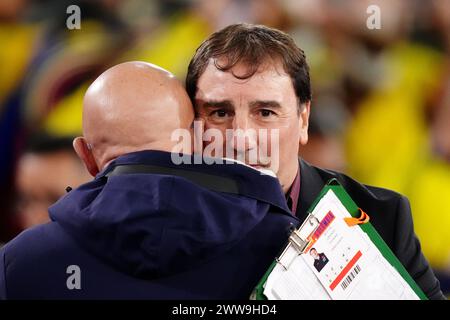 Il capo allenatore della Colombia Nestor Lorenzo (a destra) abbraccia il manager spagnolo Luis de la Fuente in vista di una partita amichevole internazionale allo Stadio di Londra. Data foto: Venerdì 22 marzo 2024. Foto Stock