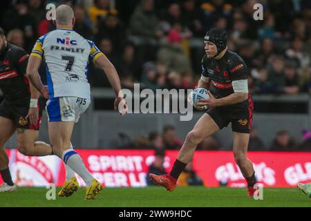 Leeds, Regno Unito. 22 marzo 2024. ***Jonny Lomax fa una corsa durante la partita di Super League tra Leeds Rhinos e St Helens all'Headingley Stadium di Leeds, Regno Unito, il 22 marzo 2024. Foto di Simon Hall. Solo per uso editoriale, licenza richiesta per uso commerciale. Non utilizzare in scommesse, giochi o pubblicazioni di singoli club/campionato/giocatori. Crediti: UK Sports Pics Ltd/Alamy Live News Foto Stock