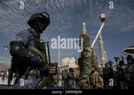 Sanaa, Yemen. 22 marzo 2024. YEMEN. I sostenitori di Houthi protestano contro gli Stati Uniti e Israele credito: Hamza Ali/Alamy Live News Foto Stock