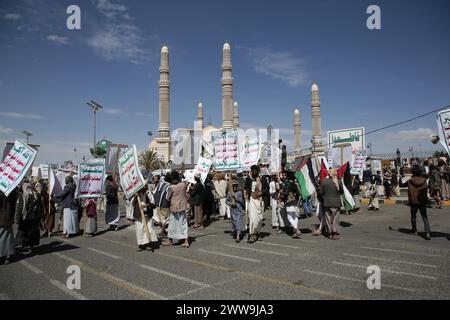 Sanaa, Yemen. 22 marzo 2024. YEMEN. I sostenitori di Houthi protestano contro gli Stati Uniti e Israele credito: Hamza Ali/Alamy Live News Foto Stock