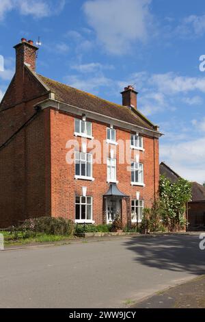 Newport Road, Tong, Shropshire, guardando verso la Red House, una struttura georgiana di grado II risalente al 1766. Foto Stock