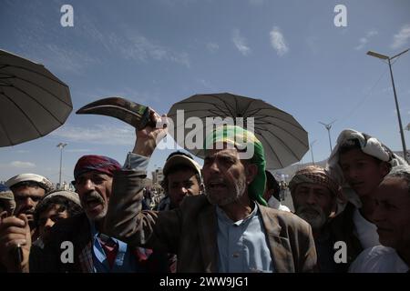 Sanaa, Yemen. 22 marzo 2024. YEMEN. I sostenitori di Houthi protestano contro gli Stati Uniti e Israele credito: Hamza Ali/Alamy Live News Foto Stock