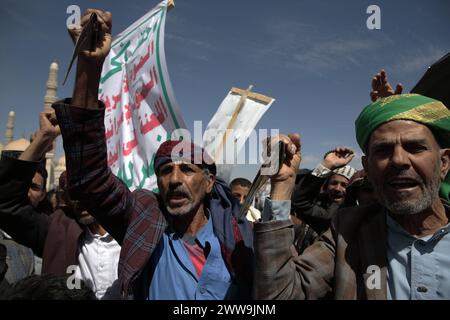 Sanaa, Yemen. 22 marzo 2024. YEMEN. I sostenitori di Houthi protestano contro gli Stati Uniti e Israele credito: Hamza Ali/Alamy Live News Foto Stock