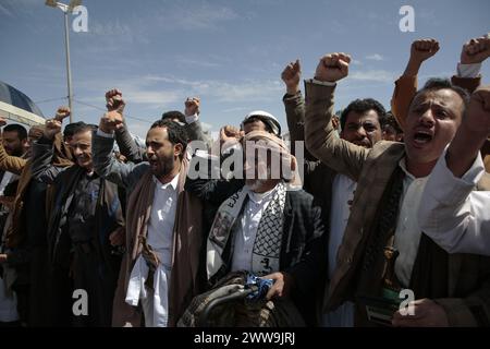 Sanaa, Yemen. 22 marzo 2024. YEMEN. I sostenitori di Houthi protestano contro gli Stati Uniti e Israele credito: Hamza Ali/Alamy Live News Foto Stock