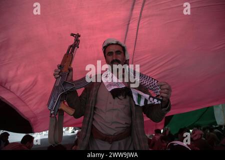 Sanaa, Yemen. 22 marzo 2024. YEMEN. I sostenitori di Houthi protestano contro gli Stati Uniti e Israele credito: Hamza Ali/Alamy Live News Foto Stock