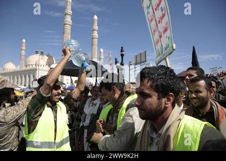 Sanaa, Yemen. 22 marzo 2024. YEMEN. I sostenitori di Houthi protestano contro gli Stati Uniti e Israele credito: Hamza Ali/Alamy Live News Foto Stock