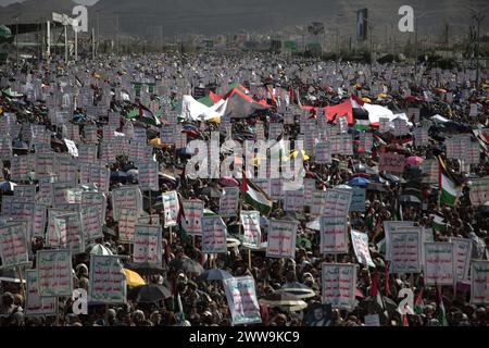 Sanaa, Yemen. 22 marzo 2024. YEMEN. I sostenitori di Houthi protestano contro gli Stati Uniti e Israele credito: Hamza Ali/Alamy Live News Foto Stock