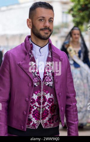 La giacca viola da uomo, decorata con splendore floreale, rispecchia la vibrante essenza delle celebrazioni di Gandia Foto Stock