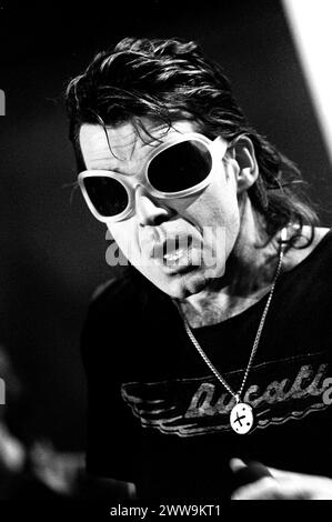 Milano 19/04/1997: Piero Pelù, cantante italiano del gruppo rock Litfiba durante lo show televisivo "Jammin" Foto Stock