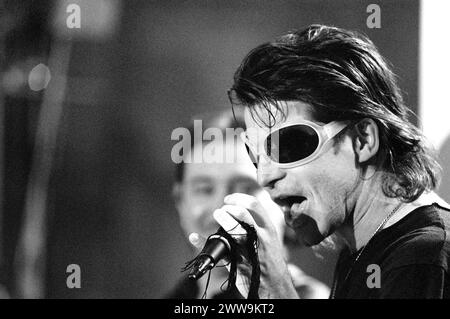 Milano 19/04/1997: Piero Pelù, cantante italiano del gruppo rock Litfiba durante lo show televisivo "Jammin" Foto Stock