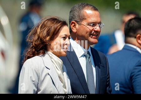 Il vicepresidente degli Stati Uniti Kamala Harris e il governatore di Porto Rico Pedro Pierluisi presso la base della Guardia Nazionale aerea di Muñiz a San Juan, Porto Rico, il 22 marzo 2024. (Foto di Edgardo J. Medina Millán/Sipa USA) credito: SIPA USA/Alamy Live News Foto Stock