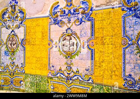 Azulejos - un'icona architettonica portoghese, sono piastrelle smaltate in ceramica dipinte utilizzate in o su cartelli stradali, fontane, chiese, edifici e case Foto Stock