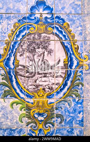 Azulejos - un'icona architettonica portoghese, sono piastrelle smaltate in ceramica dipinte utilizzate in o su cartelli stradali, fontane, chiese, edifici e case Foto Stock