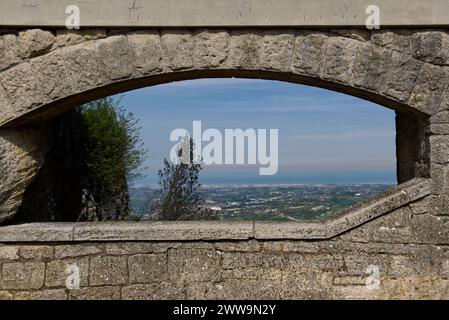 Vista panoramica della costa romagnola da una finestra in un muro di pietra Foto Stock