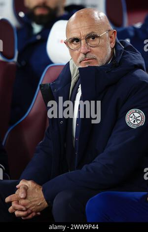 LONDRA, Regno Unito - 22 marzo 2024: Il capo allenatore della Spagna Luis de la Fuente guarda durante l'amichevole internazionale di calcio tra Spagna e Colombia allo stadio di Londra (credito: Craig Mercer/ Alamy Live News) Foto Stock