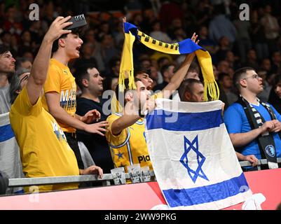 Monaco, Germania. 22 marzo 2024. Pallacanestro: Eurolega, FC Bayern Monaco - Maccabi Tel Aviv, Main Round, Matchday 31, BMW Park. I tifosi di Tel Aviv tifanno il tifo per la loro vittoria. Crediti: Angelika Warmuth/dpa/Alamy Live News Foto Stock