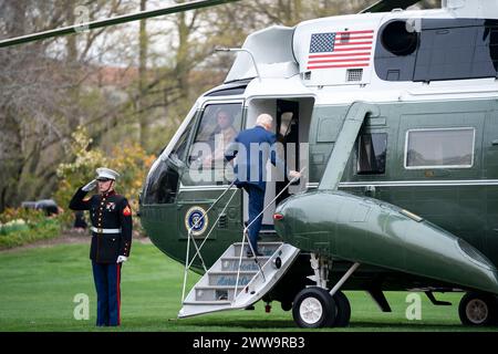 Washington, Stati Uniti. 22 marzo 2024. Il presidente Joe Biden salpa a bordo di Marine One in viaggio verso il Delaware alla Casa Bianca di Washington DC venerdì 22 marzo 2024. Foto di Bonnie Cash/UPI credito: UPI/Alamy Live News Foto Stock