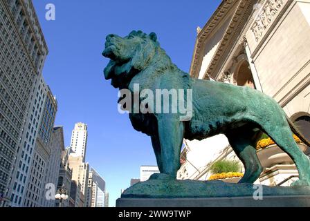 Un famoso punto di riferimento, i leoni di bronzo si trovano all'ingresso dell'Art Institute di Chicago - i leoni sono stati completati nel 1894 dallo scultore Edward Kemeys Foto Stock